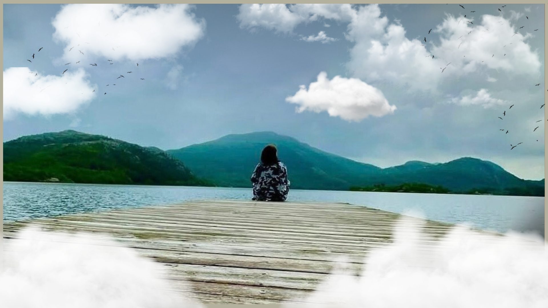 Kvinne sitter alene på en brygge og ser ut over en stille fjord med fjell i bakgrunnen